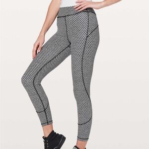 Lululemon In Movement 7/8 Tight *Everlux 25"
Monochromic Black